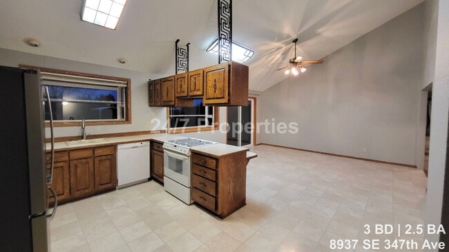 Foto del edificio - Not-So-Boring Living - 3BD Home with a View of Mt. Hood