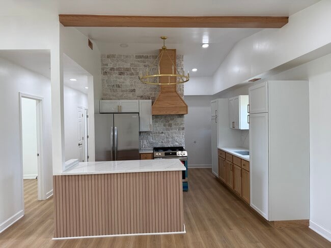 Building Photo - 744 E 48th Pl