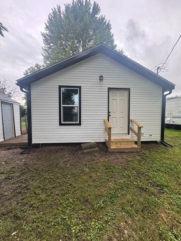 Building Photo - Newly Remodeled 2-Bedroom Apartment – Clos...