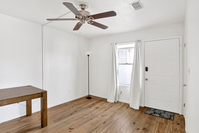 Foto del edificio - Modern Coastal Condo! View it today!
