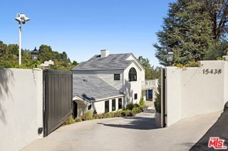 Building Photo - 15438 Mulholland Dr
