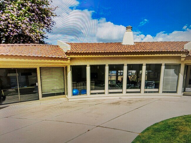 Building Photo - 1111 E University Dr