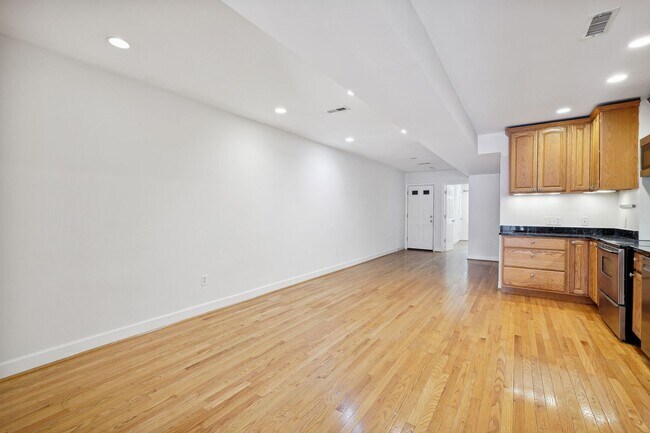 Building Photo - Parking Included! Updated 2 Bed// 2 Bath N...