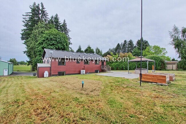 Building Photo - 4 Bed, 2 Bathroom,  2 Acre Multi-Generatio...