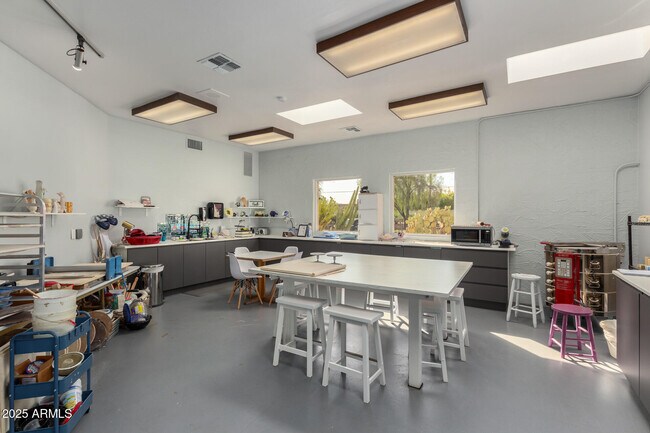 Foto del edificio - 7930 E Camelback Rd