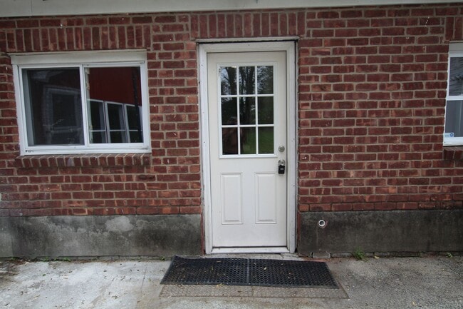 Building Photo - Large 4 bedroom, 2 bath home for rent in R...