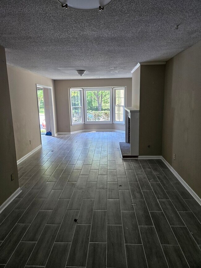 Foto del edificio - 4807 Hairston Pl