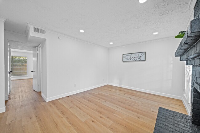 Foto del edificio - 8726 Wilcrest Dr