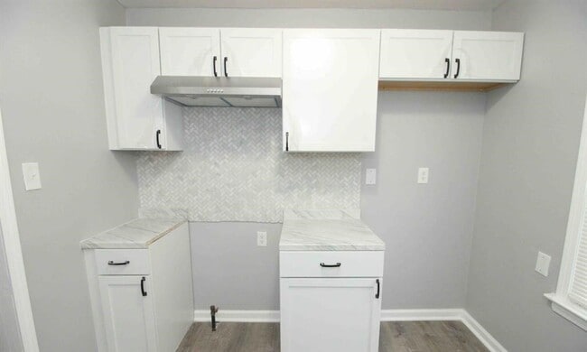 Building Photo - 19363 Rosemont Ave