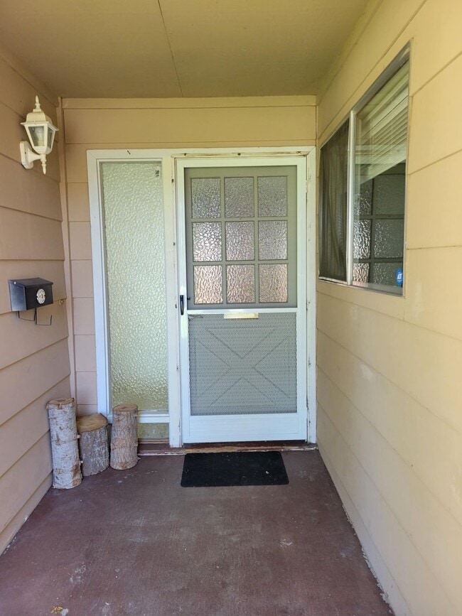 Building Photo - Spacious West Side 4 Bedroom with Large Garage