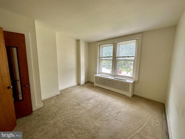 Building Photo - 913 Fayette St