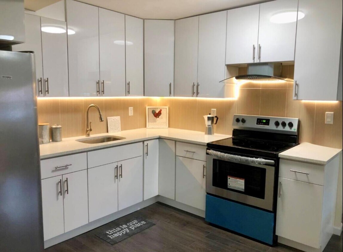 Foto principal - 669 Cedar Swamp Rd