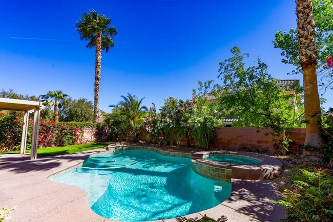 Building Photo - Southwest Pool Home With First Floor Bed And Bath