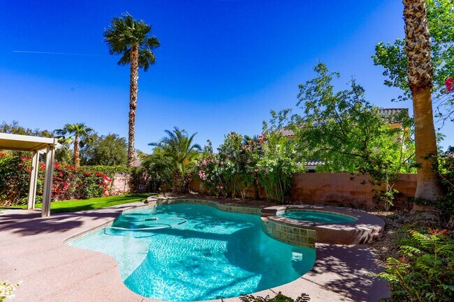 Foto del edificio - Southwest Pool Home With First Floor Bed And Bath