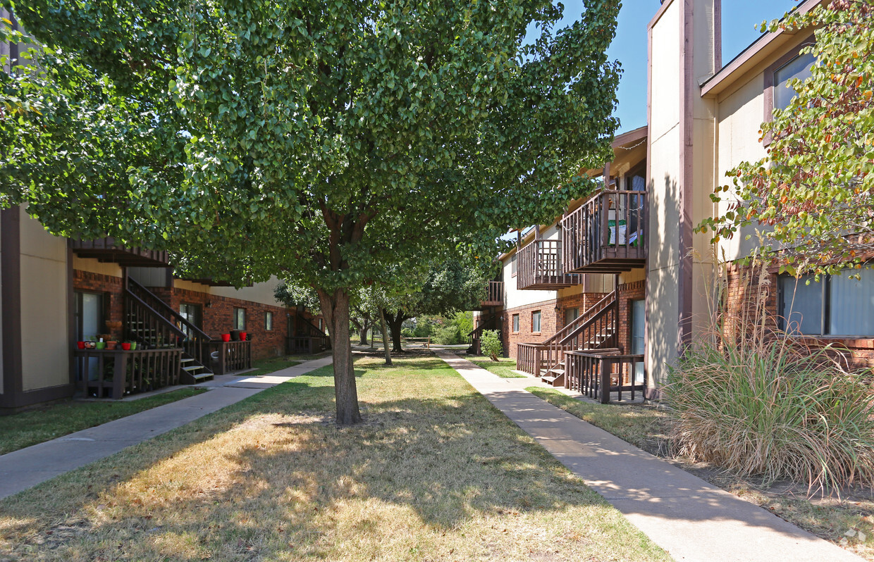 Beautiful courtyards - Stoneybrook Apartments