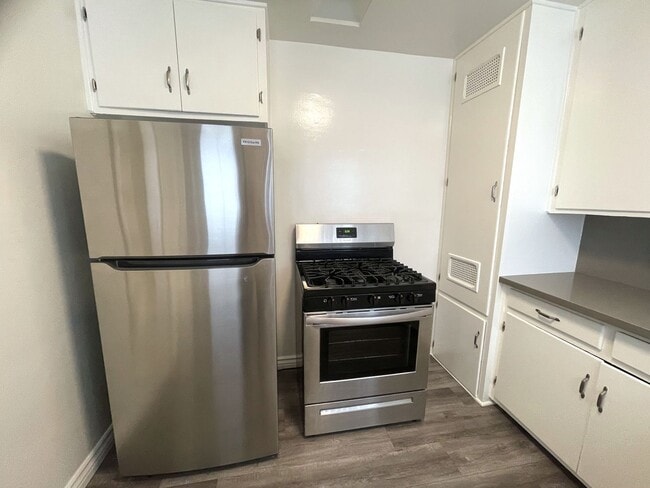 Building Photo - 3757 S Bentley Ave