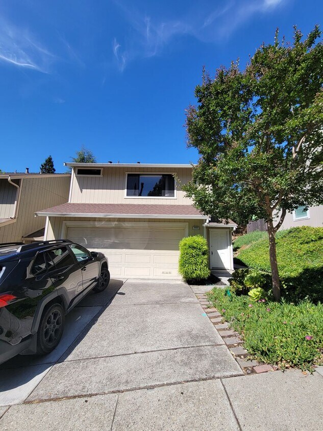 Primary Photo - 3-bedroom 2 bath Townhouse in Sun Rise Ridge