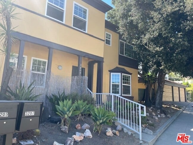 Foto del edificio - 3207 Griffith Park Blvd