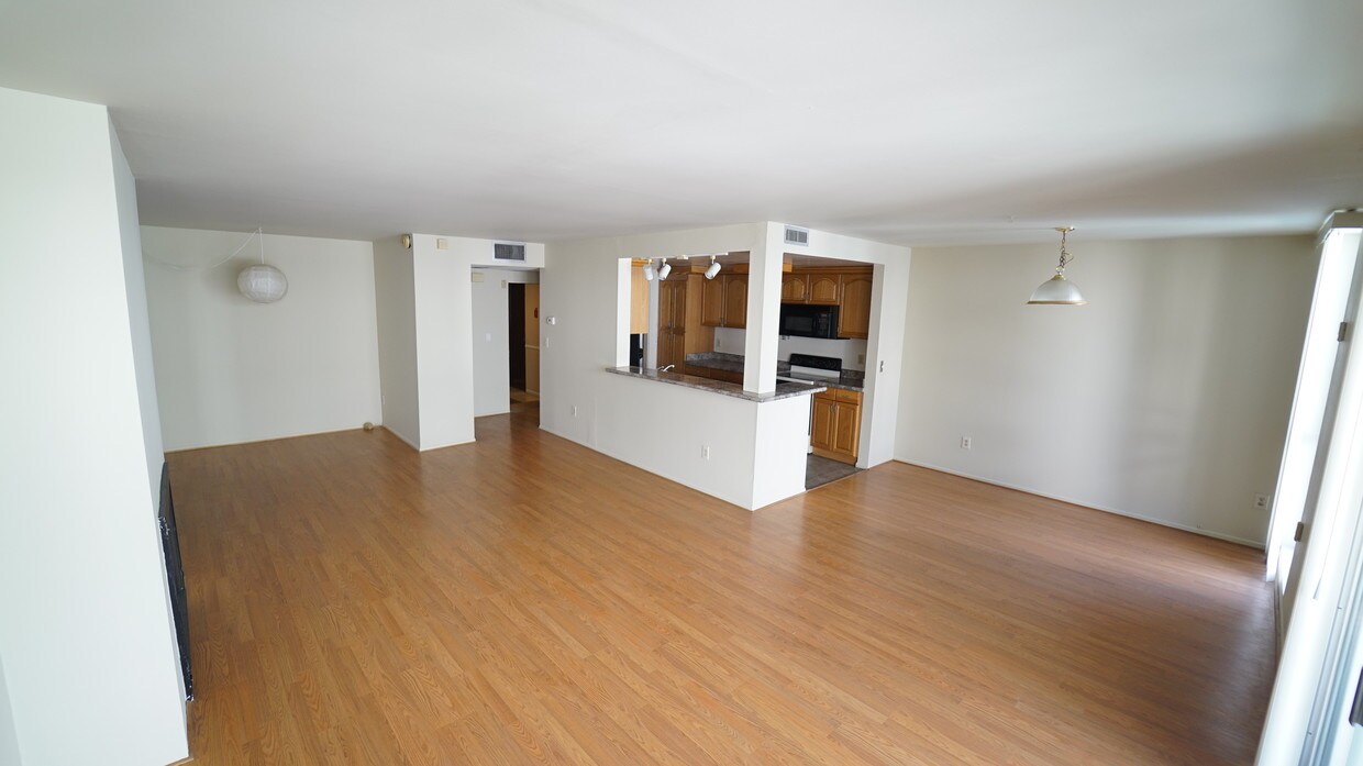 Primary Photo - 725 S Barrington Ave