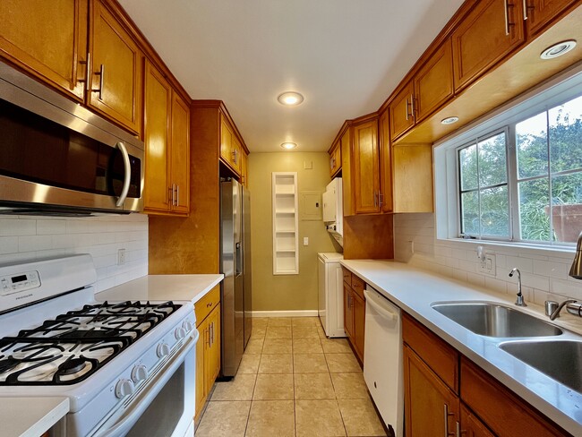 All appliances included - 5509 Village Grn