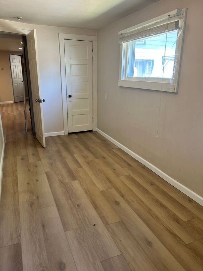 Building Photo - Comfortable & Updated 2 bed, 1 bath Unit i...