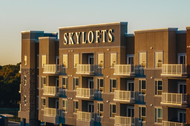 Building Photo - Skylofts at the Heritage