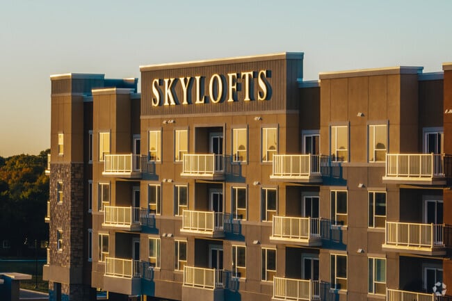 Building Photo - Skylofts at the Heritage