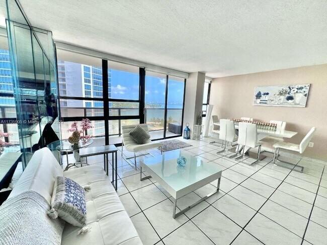 Foto del edificio - 600 NE 36th St