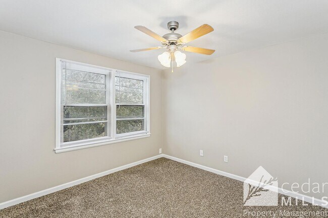 Building Photo - Large bi-level duplex in College Hill