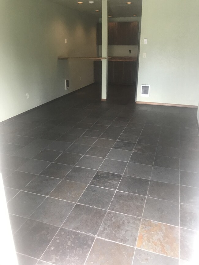 Building Photo - Adorable Condo in NE Bend!