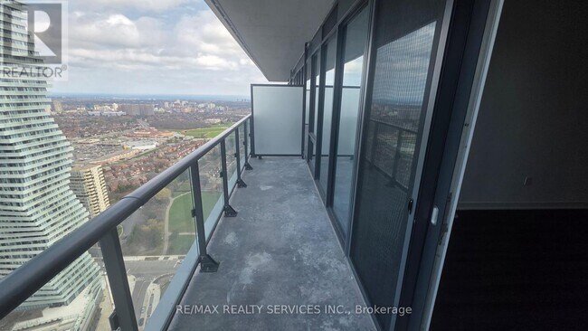 Photo du bâtiment - 448 Burnhamthorpe Rd W