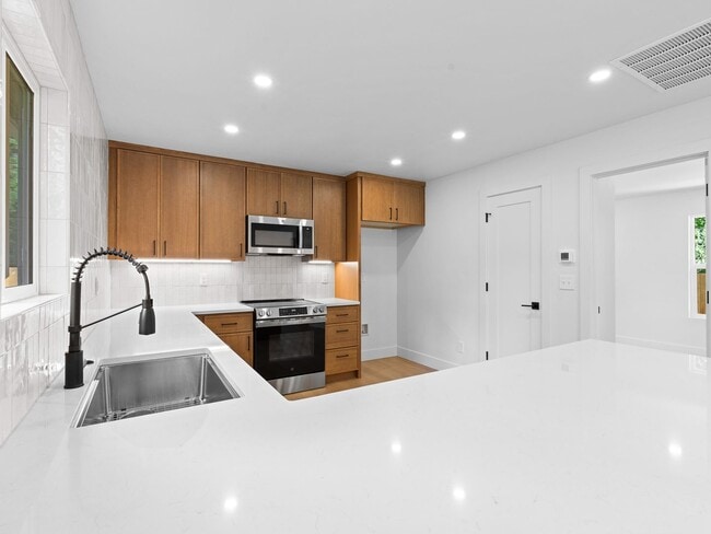 Building Photo - Light-Filled, Fully Remodeled 2?Bed / 1?Ba...