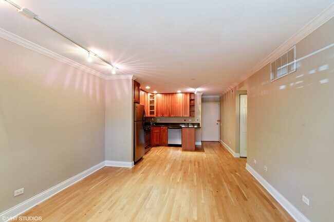 Building Photo - 2140 N Lincoln Ave