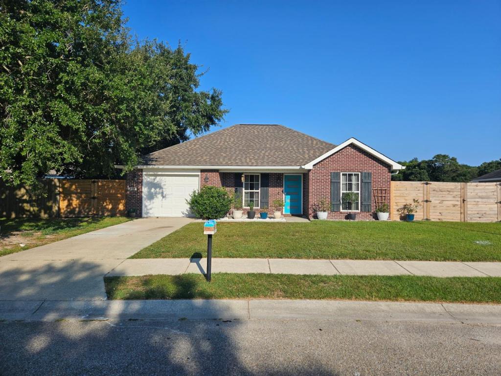 Primary Photo - 303 Twin Lakes Blvd