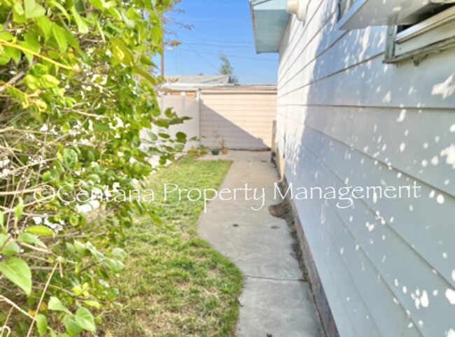 Foto del edificio - Pet friendly 2 bedroom house with a large lawn! (Better pictures coming soon).