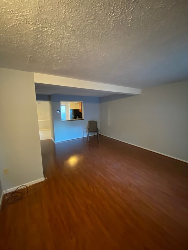 Building Photo - Beautiful 2 Bedroom 2.5 Bath Townhome in S...