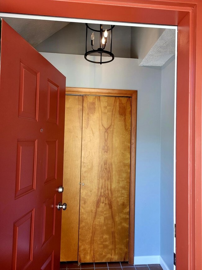 Building Photo - 4 bedroom Townhouse on Bloomington's South Side; Located in The Woodlands!