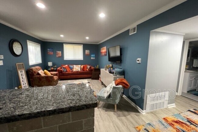 Building Photo - 2117 SW Moundview Dr