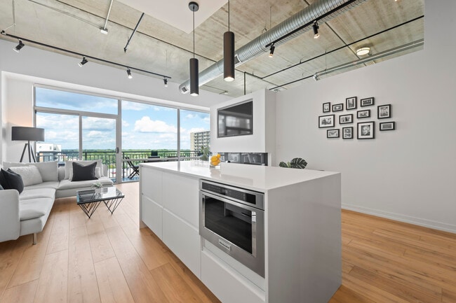 Building Photo - 350 N Main St