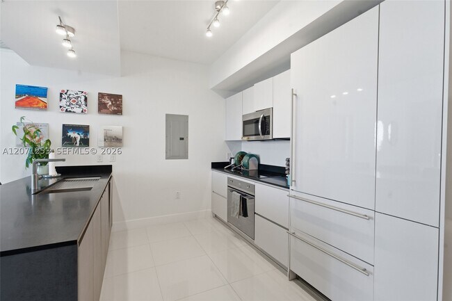 Building Photo - 1010 Brickell Ave