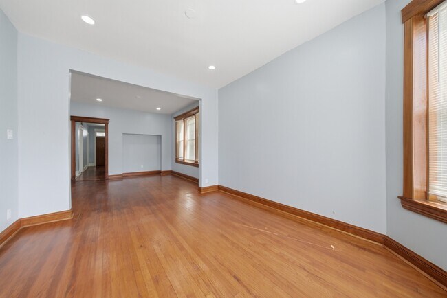 Foto del edificio - 4044 W Potomac Ave