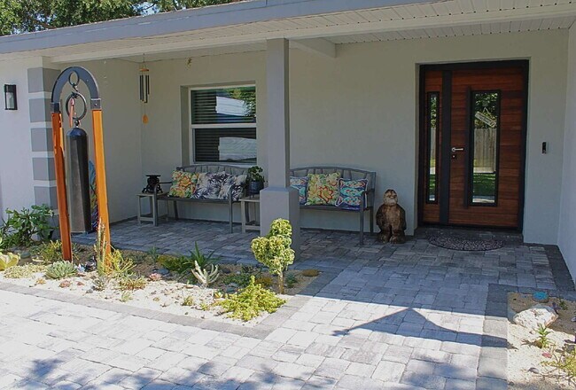 Foto del edificio - Coastal Elegance Awaits: Stunning 3-Bed, 3-Bath Retreat in Cocoa Beach