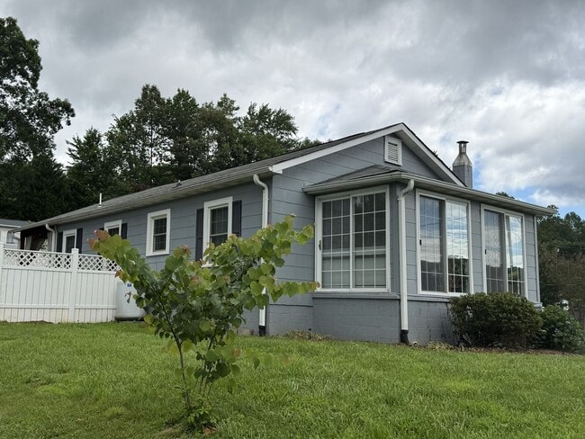 Building Photo - Adorable 2-Bedroom Cottage in Marion!