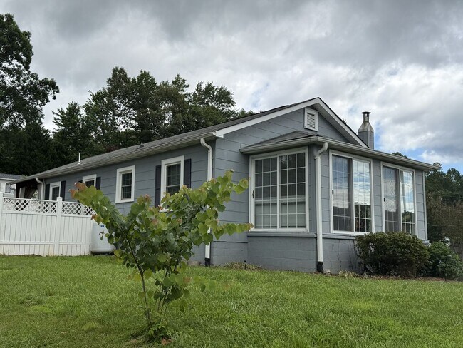 Foto del edificio - Adorable 2-Bedroom Cottage in Marion!
