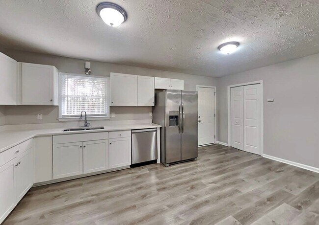Building Photo - 301 E Country Woods Dr