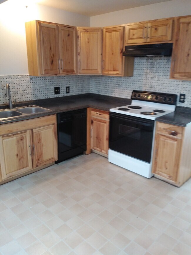 Kitchen - 2403 Turner St