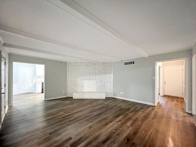 Foto del edificio - 3129 Domar St