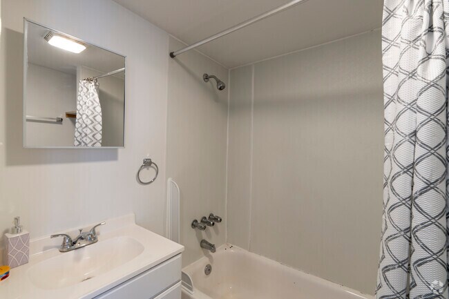 1 habitación, 1 baño, 525 pies cuadrados, baño - 640 Wilson Street