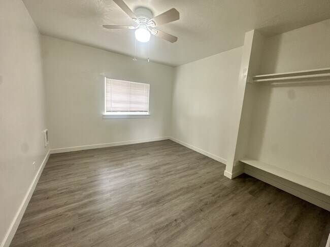 Foto del edificio - 951 N Redwood Rd