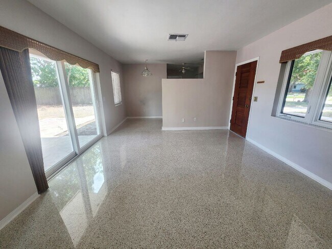 Building Photo - 2045 Valencia Way